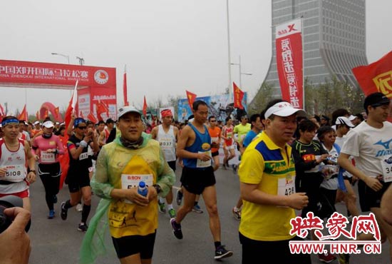 3月30日上午8點20分，2014鄭開國際馬拉松賽在鄭開大道鳴槍起跑。