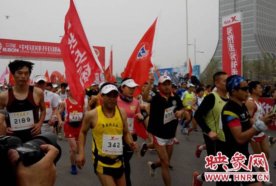目前在鄭開大道上，一場角逐正在展開。