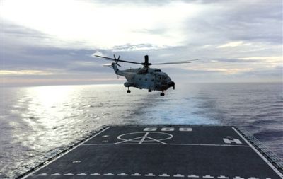 3月29日，一架艦載直升機(jī)從井岡山艦起飛執(zhí)行搜索任務(wù)。當(dāng)天，海軍井岡山艦抵達(dá)南印度洋新任務(wù)區(qū)開始搜索。 新華社發(fā)