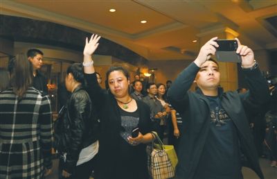 昨晚，麗都飯店，32位馬航失聯(lián)客機(jī)家屬準(zhǔn)備赴馬來(lái)西亞。新京報(bào)記者 侯少卿 攝