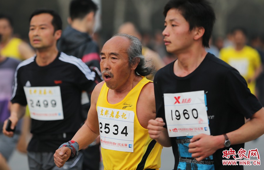 一位老年選手與年輕人比速度。