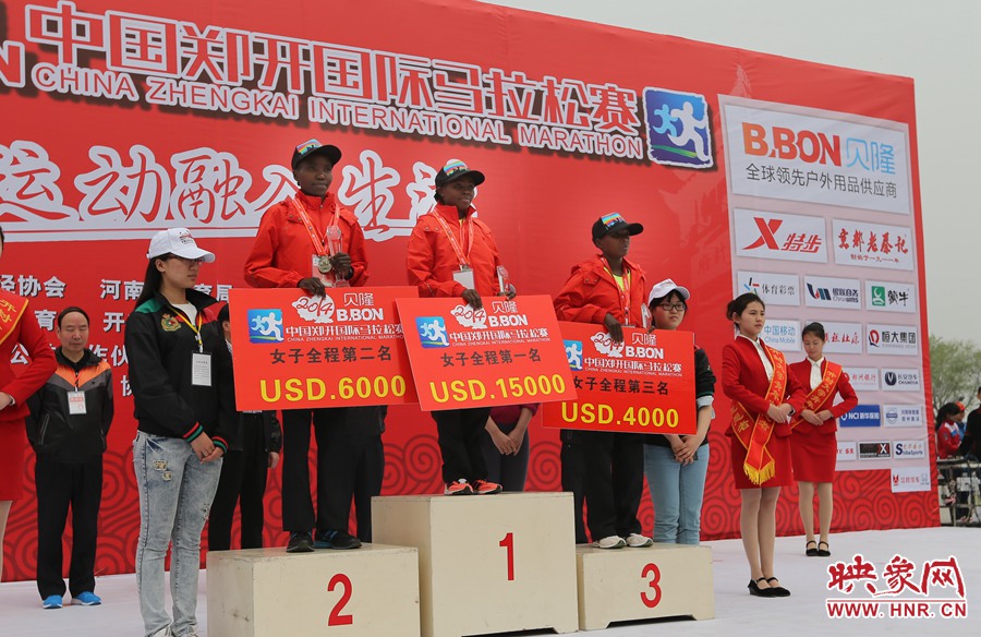 女子全程前三名選手。