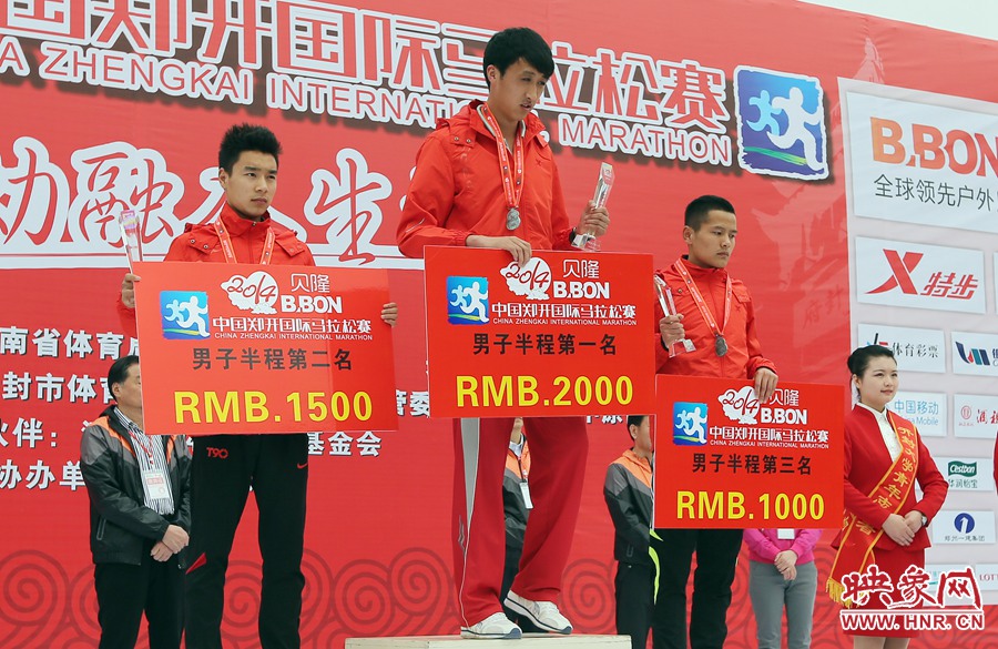 男子半程前三名選手。