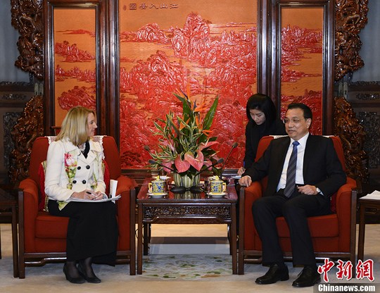 中國(guó)國(guó)務(wù)院總理李克強(qiáng)在北京中南海紫光閣會(huì)見(jiàn)了美國(guó)《科學(xué)》雜志主編瑪西婭·納特一行。