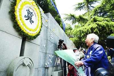 幸存者和遇難者遺屬昨在紀念館“哭墻”前獻花。