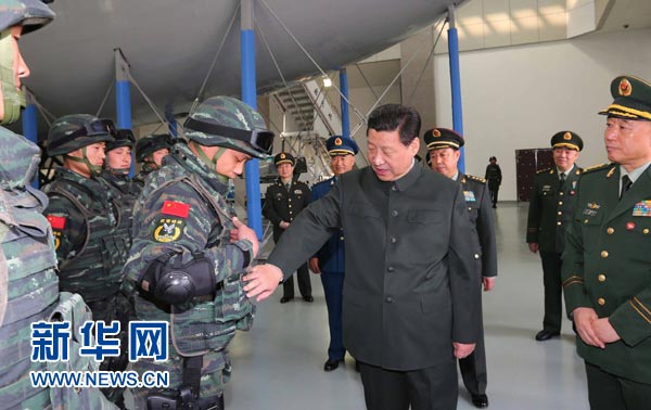這是習近平同特戰(zhàn)隊員親切交談，詳細詢問他們的教學訓練和生活情況。
