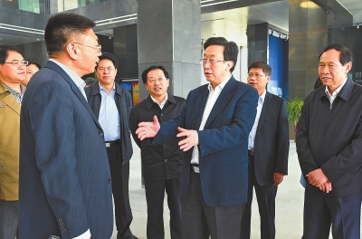 4月9日，省委書(shū)記、省人大常委會(huì)主任郭庚茂帶隊(duì)，在洛陽(yáng)高新技術(shù)產(chǎn)業(yè)集聚區(qū)內(nèi)觀摩考察。