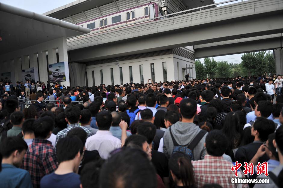 北京車展公眾日首個(gè)周末 地鐵國展站客流破紀(jì)錄