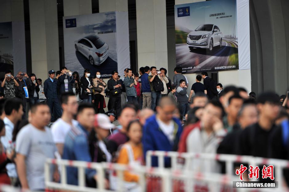 北京車展公眾日首個(gè)周末 地鐵國展站客流破紀(jì)錄