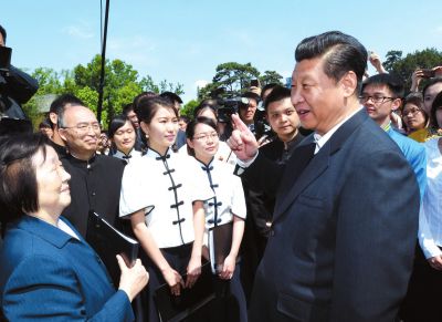 習(xí)近平在校園觀看北大師生紀(jì)念五四運(yùn)動(dòng)95周年青春詩(shī)會(huì)時(shí)同朗誦者親切交談。新華社發(fā)