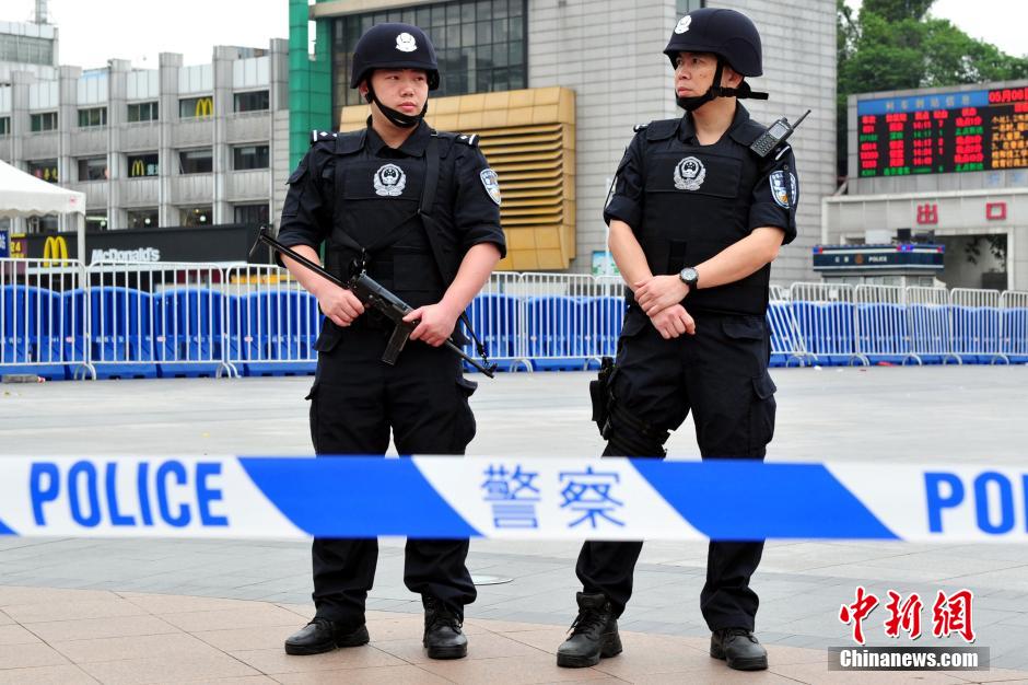 圖為廣州特警在案發(fā)現(xiàn)場戒備。