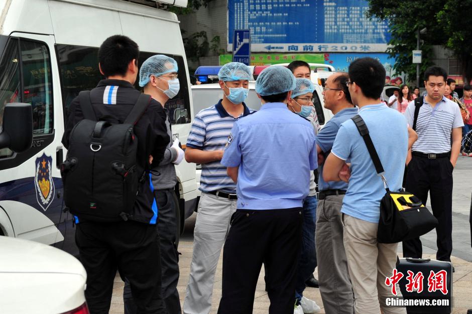 圖為警方在案發(fā)現(xiàn)場取證調(diào)查。