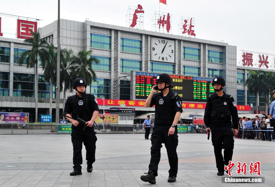 圖為廣州特警在案發(fā)現(xiàn)場戒備。