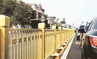 從復興門到建國門，長安街一線全部更換為金色護欄 攝影/本報記者 郝羿