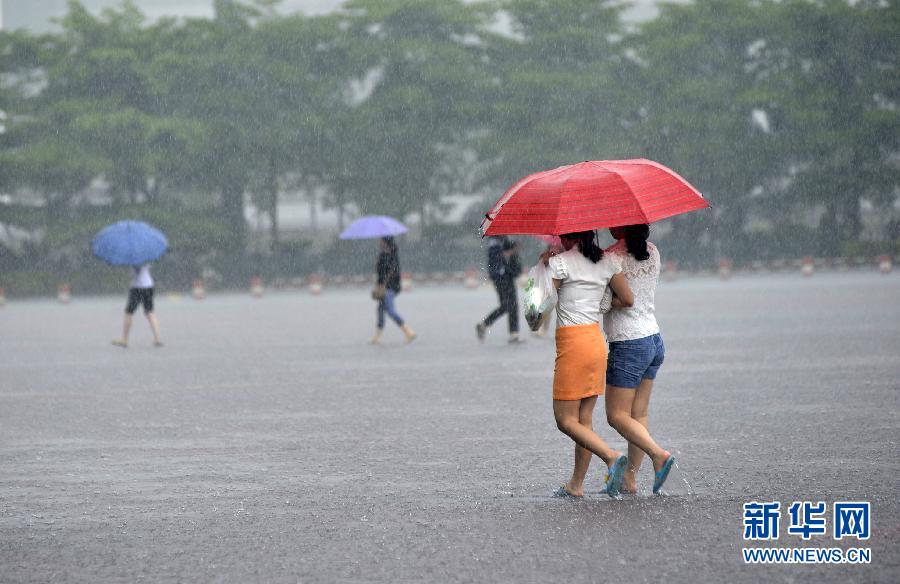 5月11日，市民在深圳梅林檢查站廣場冒雨出行。