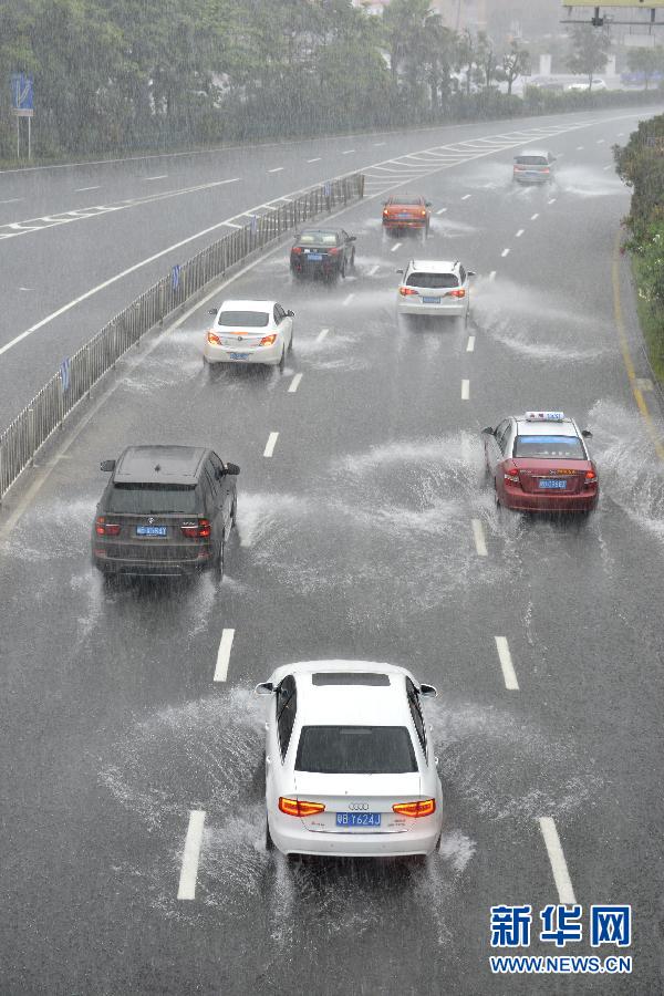 　5月11日，車輛在深圳街頭涉水前行。