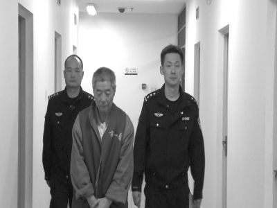 向南夫被帶出監(jiān)室接受提審。警方供圖