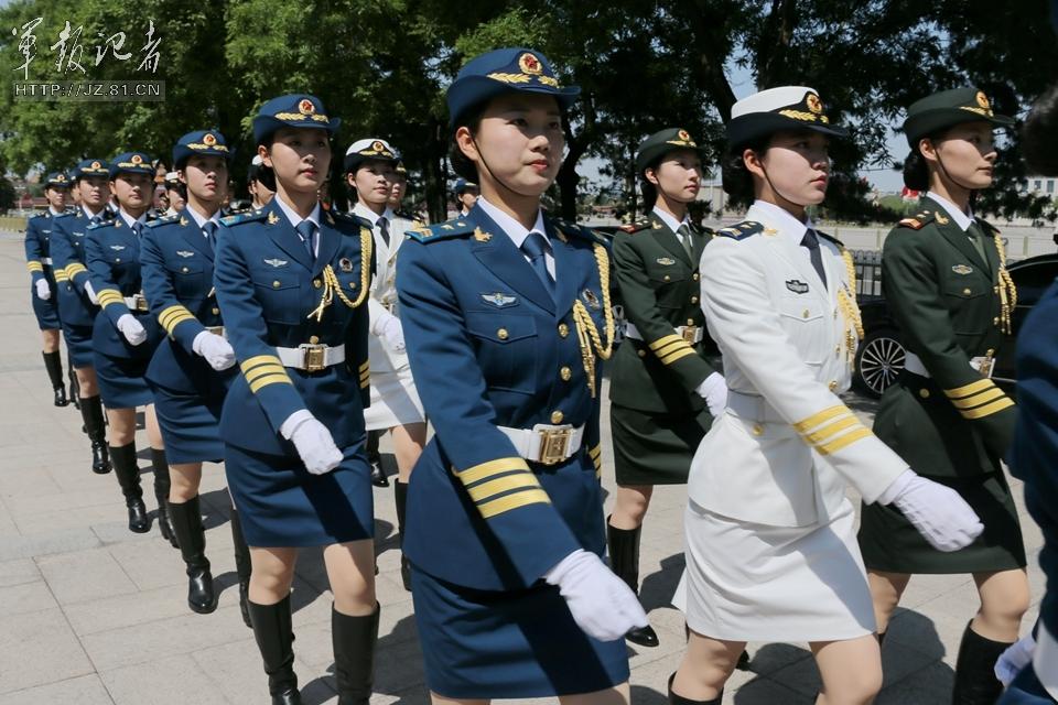 解放軍首批女儀仗兵亮相，90%以上擁有大專以上學歷，平均身高1.72米。圖為女兵儀仗隊。