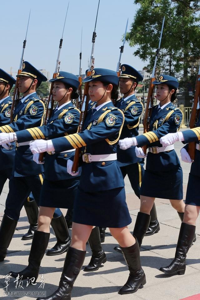 　解放軍首批女儀仗兵亮相，90%以上擁有大專以上學歷，平均身高1.72米。圖為女兵儀仗隊。
