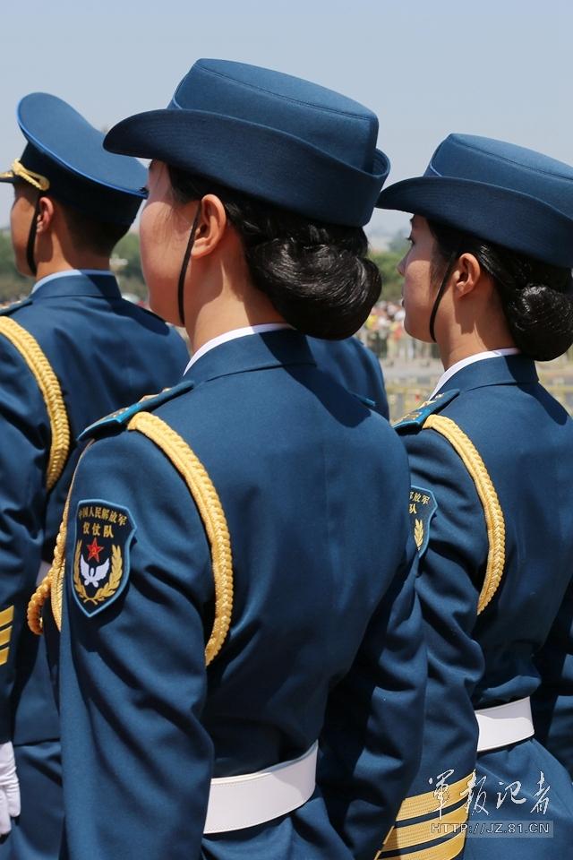 解放軍首批女儀仗兵亮相，90%以上擁有大專以上學歷，平均身高1.72米。圖為女兵儀仗隊。