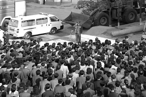 　17日，一名朝鮮高官在事故現(xiàn)場(chǎng)向市民致歉。