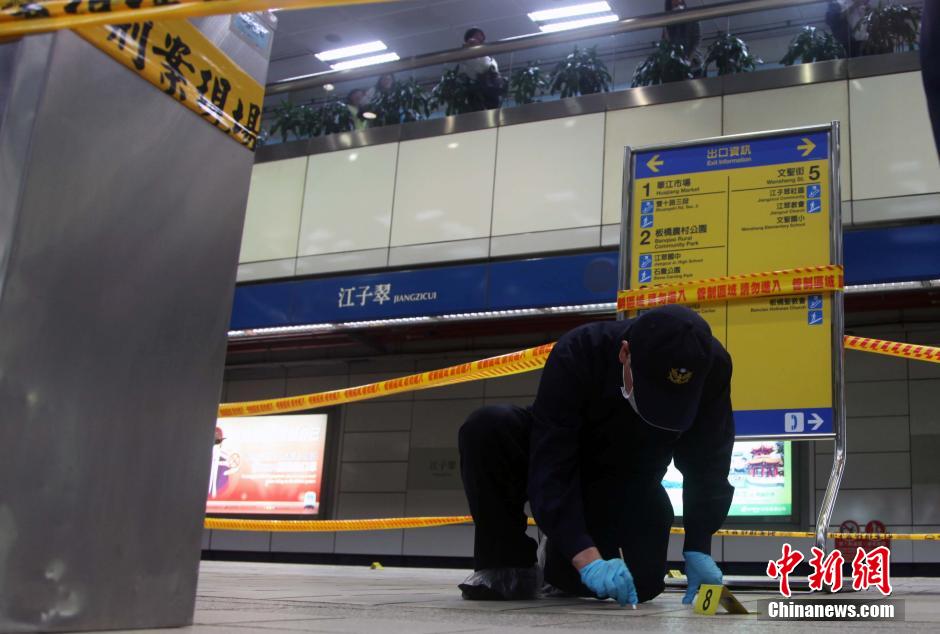 圖為新北市警察在現(xiàn)場勘查。中新社發(fā) 劉舒凌 攝