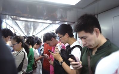 北京地鐵6號(hào)線(xiàn),一名上班族利用乘車(chē)時(shí)間進(jìn)餐。京華時(shí)報(bào)記者陶冉攝