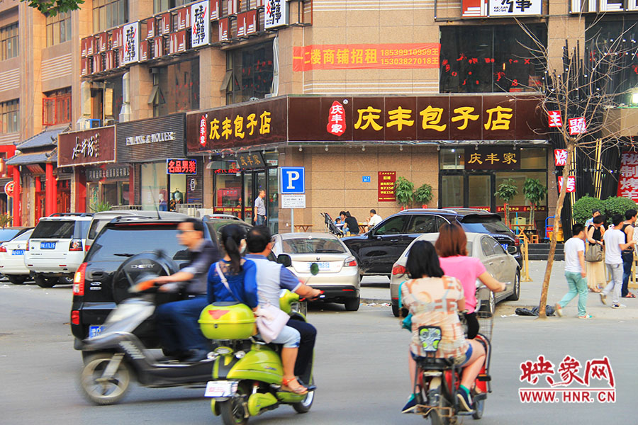 “慶豐包子店”位于路口拐角處,人流量車流量很大,堪稱黃金位置。