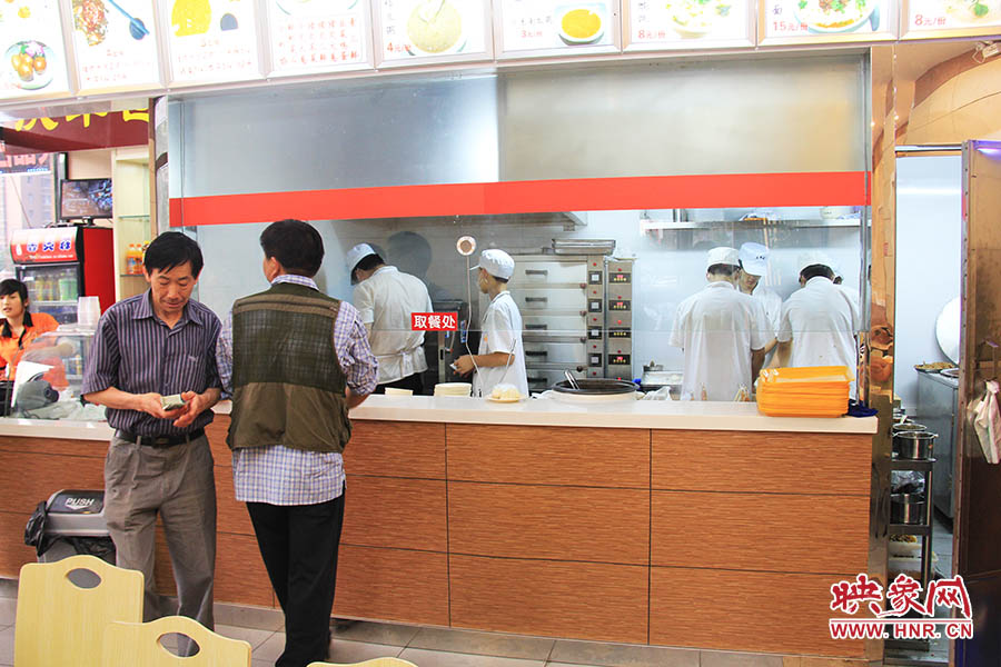 店面仍處于“試營業(yè)”狀態(tài),后廚的設(shè)備嶄新,看起來還算整潔。