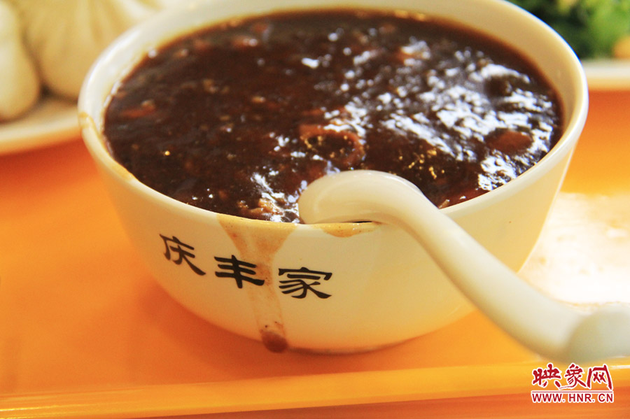 一碗炒肝,看上去也有滋有味。