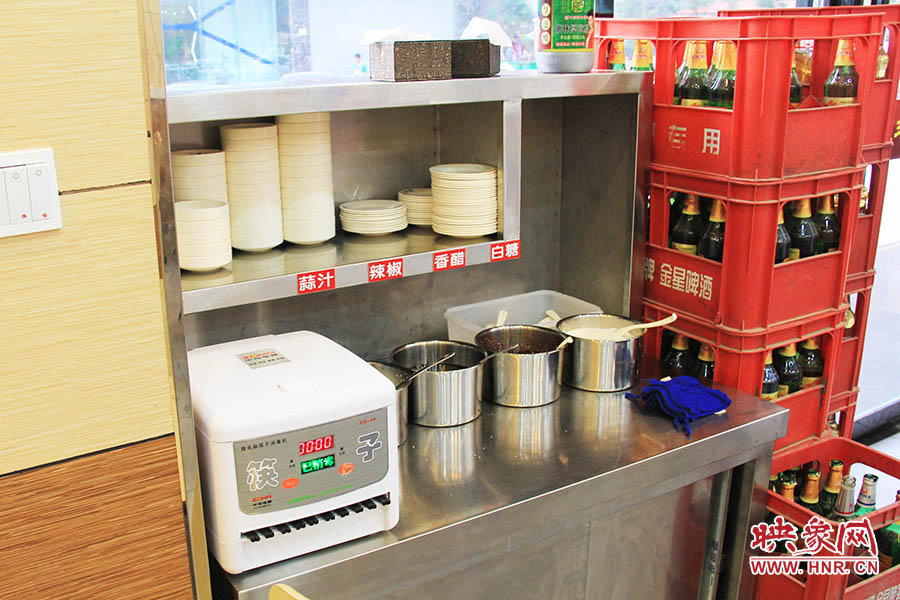 調(diào)料、小碟、餐具也都被放在另一張單獨的桌子上,需要用餐者“自助”。