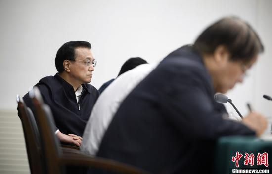 李克強(qiáng)在赤峰主持召開部分企業(yè)與金融機(jī)構(gòu)負(fù)責(zé)人座談會(huì)。
