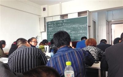 5月6日，大慶市，油田實(shí)行招工考試后，出現(xiàn)了各種考前輔導(dǎo)班。