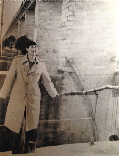 1995年，于英生在蚌埠淮河閘上留影。
