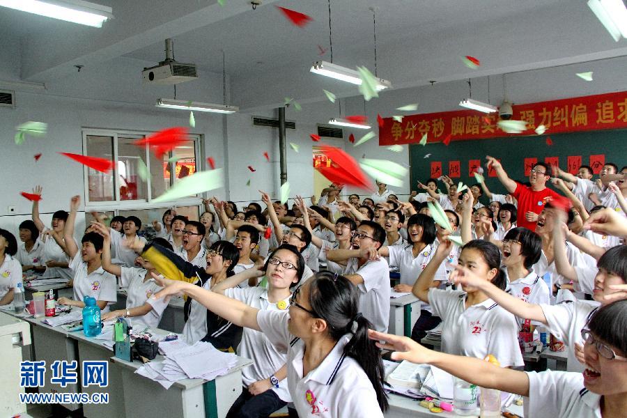  6月3日，河北省衡水市第二中學(xué)高三學(xué)生在教室里用扔紙飛機的方式舒緩心情。