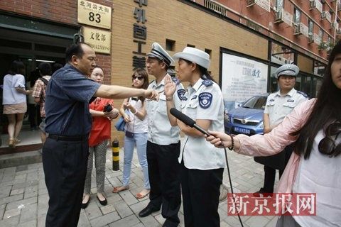 市環(huán)保局和東城區(qū)環(huán)保局聯(lián)合出動，再次檢查國家文物局食堂環(huán)境污染問題，在門口受阻。新京報記者 高瑋 攝