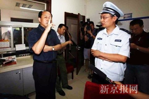 國家文物局的一名工作人員正在與執(zhí)法人員對峙。新京報記者 高瑋 攝