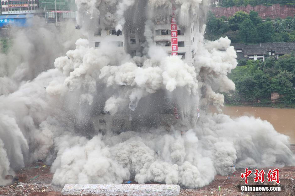 6月6日13時，貴州仁懷茅臺大橋及鐘樓整體爆破成功。
