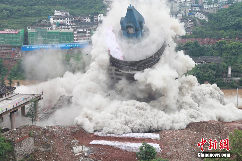 6月6日13時，貴州仁懷茅臺大橋及鐘樓整體爆破成功。