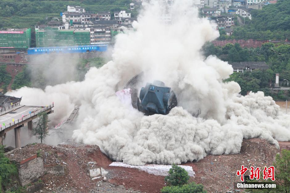 6月6日13時，貴州仁懷茅臺大橋及鐘樓整體爆破成功。