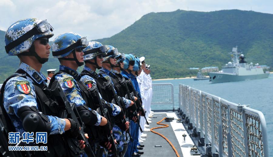 6月9日，在三亞某軍港，?？谂灩俦半S艦出海的特戰(zhàn)隊員離開碼頭。