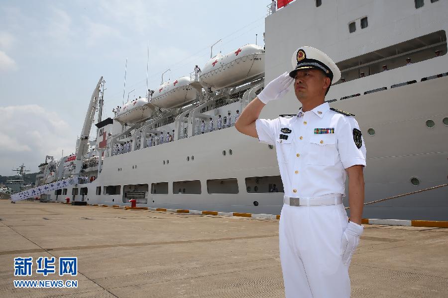  6月9日，在浙江舟山某軍港，和平方舟醫(yī)院船船長章榮華請示起航。