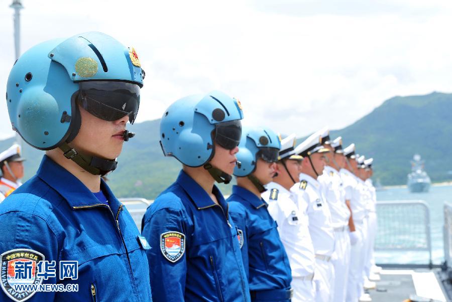  6月9日，在三亞某軍港，隨海口艦參演的艦載直升機(jī)飛行員整裝待發(fā)。