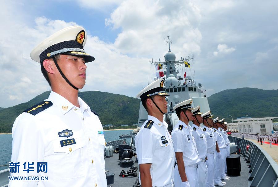 6月9日，在三亞某軍港，海口艦官兵在艦艏列隊。