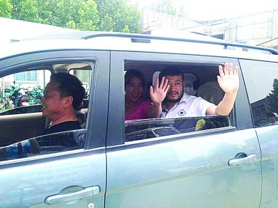 孫正龍和妻子、家人，揮手和醫(yī)護(hù)人員告別。張凌飛