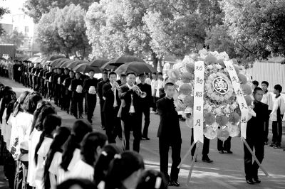 護送陣亡將士遺骸的隊伍緩緩走入殤墓園。