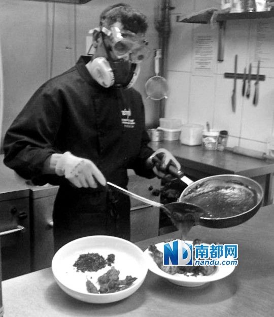廚師在烹制最辣雞腿醬時要戴“防辣”面罩。