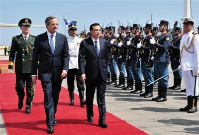 　6月19日，國務(wù)院總理李克強(qiáng)乘專機(jī)抵達(dá)雅典國際機(jī)場(chǎng)，開始對(duì)希臘進(jìn)行正式訪問。