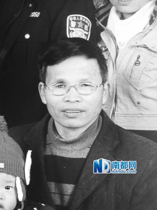  偷拍縣長收禮的萬載縣人汪冬根。