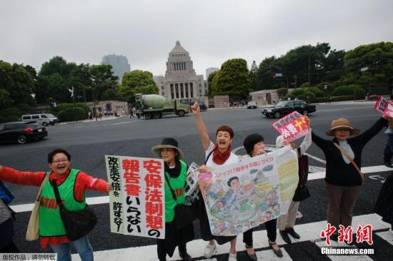 當地時間5月13日，日本示威者在位于東京的國會議事堂外高喊口號，反對日本政府計劃修憲以解禁自衛(wèi)權。